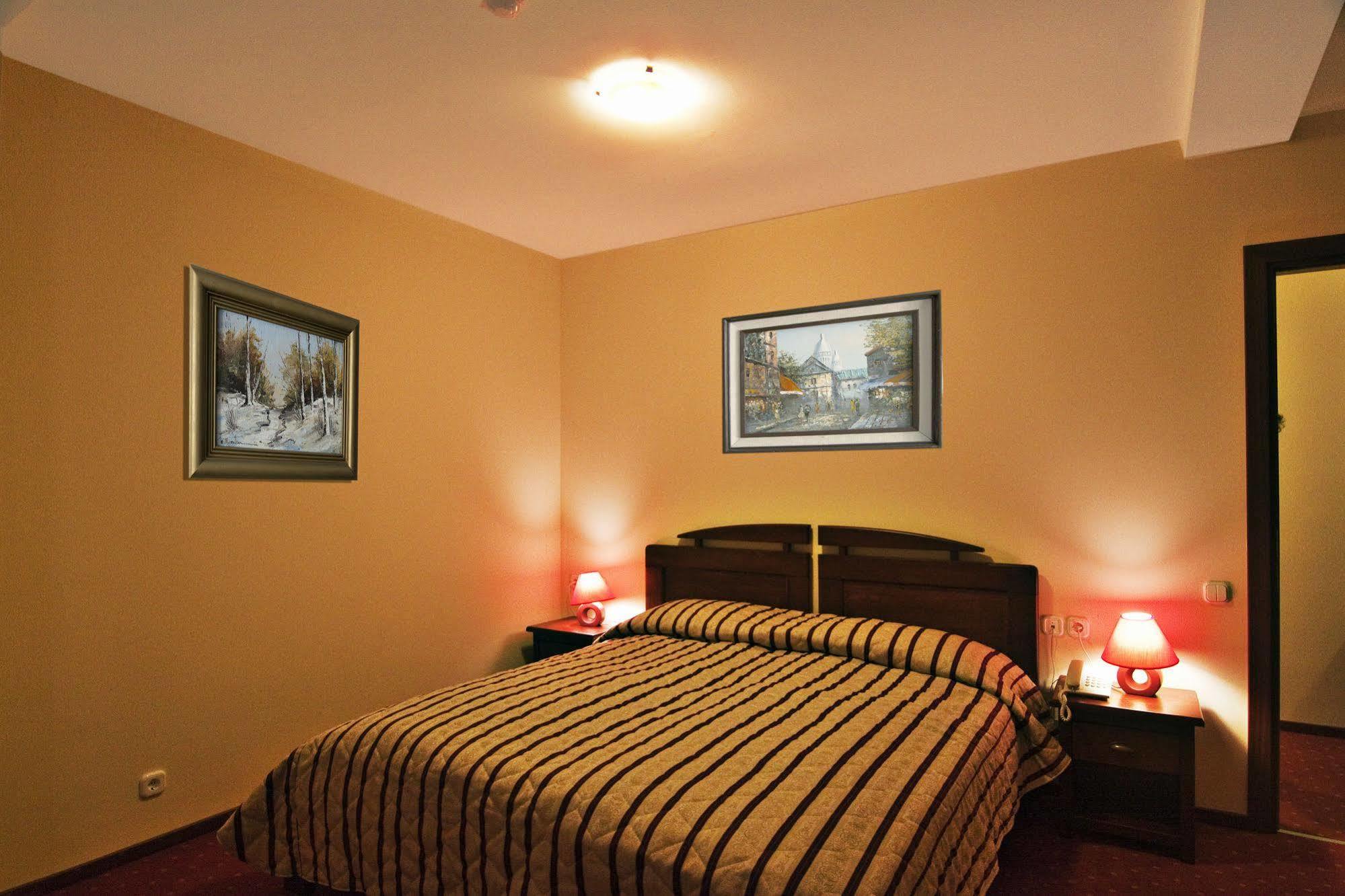 Hotel Floris Cheia  Esterno foto